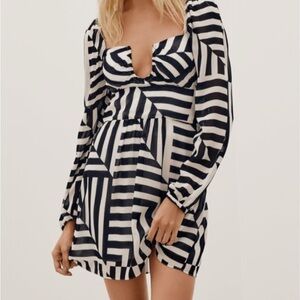 Vix Paula Hermanny - Brazilian Elegant Black and White Long Sleeve Mini Dress